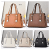 Cartera de Mano con accesorios cromados C7876